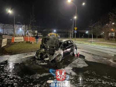 Wieczorny pożar we Wrocławiu. Samochód doszczętnie spłonął na ulicy