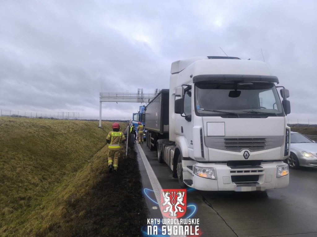 Dwie kolizje i ogromne korki. Trudna sytuacja na autostradzie A4 pod Wrocławiem - Kolizja dwóch samochodów ciężarowych na autostradzie A4. Fot. Paweł Bielawski