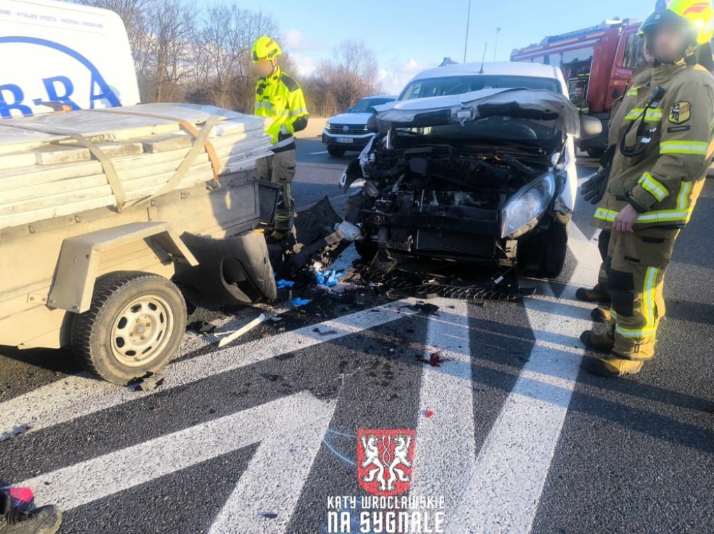 Wypadek dwóch samochodów osobowych na A4. Na miejscu lądował śmigłowiec ratunkowy - Wypadek na 156 kilometrze autostrady A4 w kierunku Wrocławia. Fot: Kąty Wrocławskie na sygnale (Paweł Bielawski)