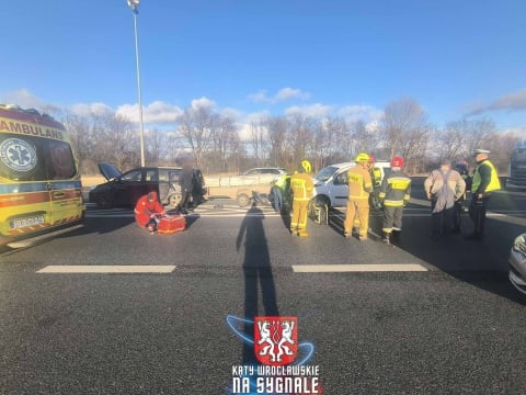 Wypadek dwóch samochodów osobowych na A4. Na miejscu lądował śmigłowiec ratunkowy - 3