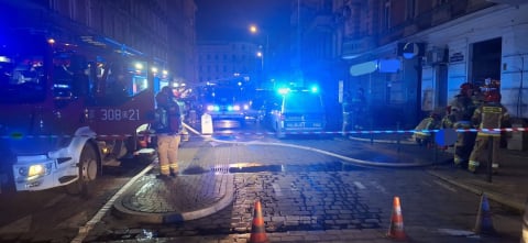 Wrocław: Pożar mieszkania na czwartym piętrze. Policjanci oraz strażacy ewakuowali dwie osoby z płomieni - 0