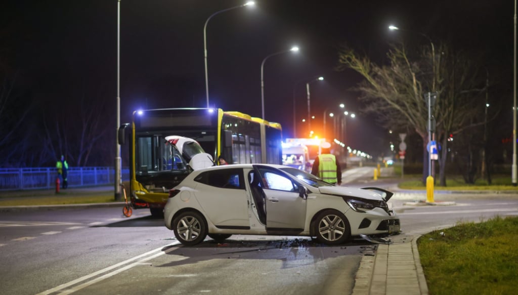 Autobus MPK zderzył się z osobówką we Wrocławiu. Kilka osób zostało rannych - Zderzenie autobusu MPK z samochodem osobowym. Fot. Biuro Prasowe Urzędu Miejskiego Wrocławia (Facebook)