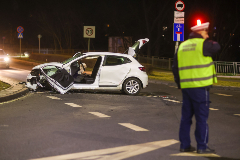 Autobus MPK zderzył się z osobówką we Wrocławiu. Kilka osób zostało rannych - 0