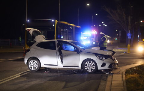 Autobus MPK zderzył się z osobówką we Wrocławiu. Kilka osób zostało rannych - 1