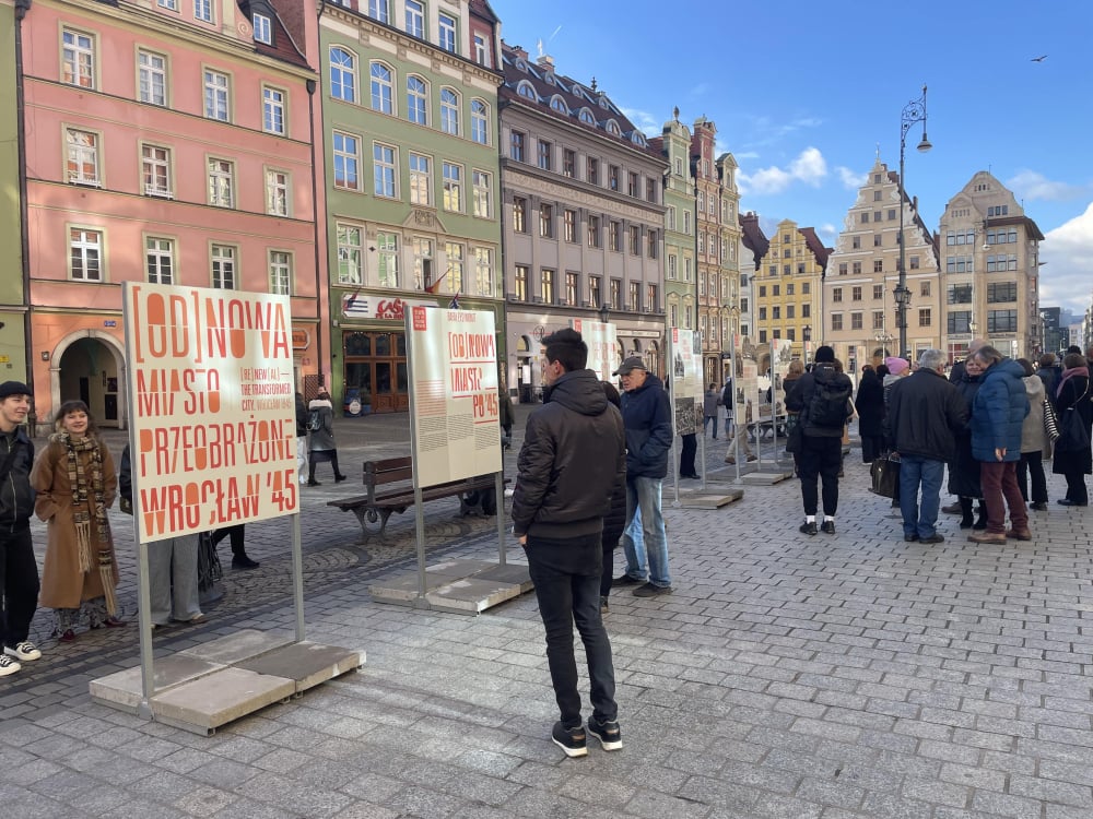 Plac Nowy Targ, dworzec autobusowy i wiele innych miejsc. Jak zmieniał się Wrocław od 1945 roku? - „(Od)nowa. Miasto przeobrażone. Wrocław ’45” to nowa wystawa na wrocławskim rynku. Fot: Materiały Prasowe