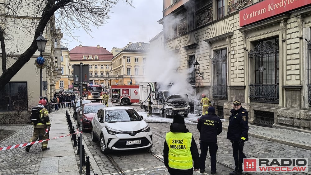 Akcja strażaków w centrum Wrocławia. Pożar dostawczaka na Gepperta  - Pożar samochodu dostawczego w centrum, fot. Piotr Kaźmierczak