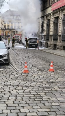 Akcja strażaków w centrum Wrocławia. Pożar dostawczaka na Gepperta  - 0