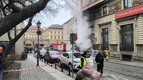 Akcja strażaków w centrum Wrocławia. Pożar dostawczaka na Gepperta  - 1