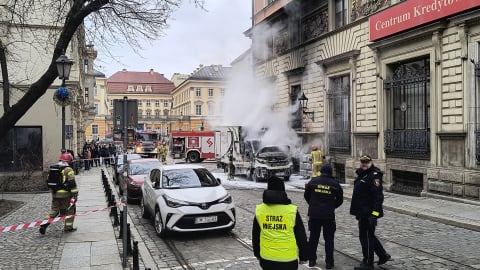 Akcja strażaków w centrum Wrocławia. Pożar dostawczaka na Gepperta  - 2