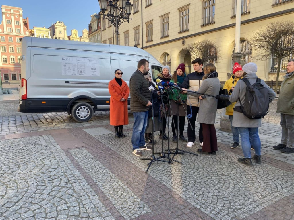 Pojazdy SZOT kursują po Wrocławiu. Zabiorą zużytą odzież, obuwie i inne tekstylia - Pilotażowy projekt SZOT wystartował we Wrocławiu. Fot. Mateusz Florczyk