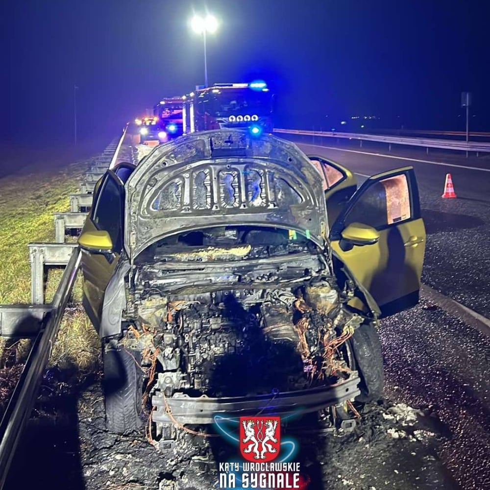 Nocny pożar samochodu hybrydowego na autostradzie A4! Trzy zastępy strażaków w akcji - Samochód osobowy marki toyota stanął w płomieniach na autostradzie a4. Fot: OSP Żórawina