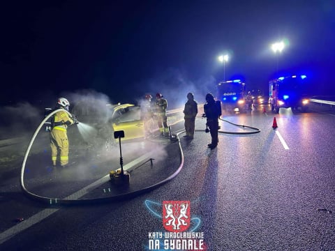 Nocny pożar samochodu hybrydowego na autostradzie A4! Trzy zastępy strażaków w akcji - 1