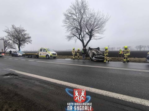 Wypadek na DK 8 w Kobierzycach. Samochód osobowy dachował po zderzeniu z pojazdem dostawczym - 0