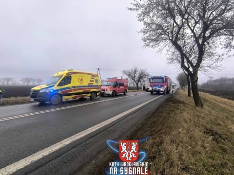 Wypadek na DK 8 w Kobierzycach. Samochód osobowy dachował po zderzeniu z pojazdem dostawczym - 1