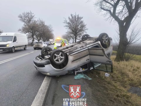 Wypadek na DK 8 w Kobierzycach. Samochód osobowy dachował po zderzeniu z pojazdem dostawczym - 2