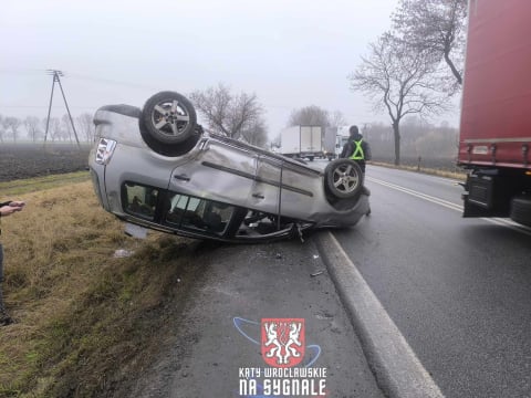 Wypadek na DK 8 w Kobierzycach. Samochód osobowy dachował po zderzeniu z pojazdem dostawczym - 3