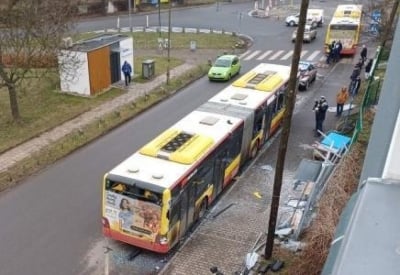 Zderzenie dwóch autobusów MPK. Jeden z pojazdów staranował wiatę przystankową