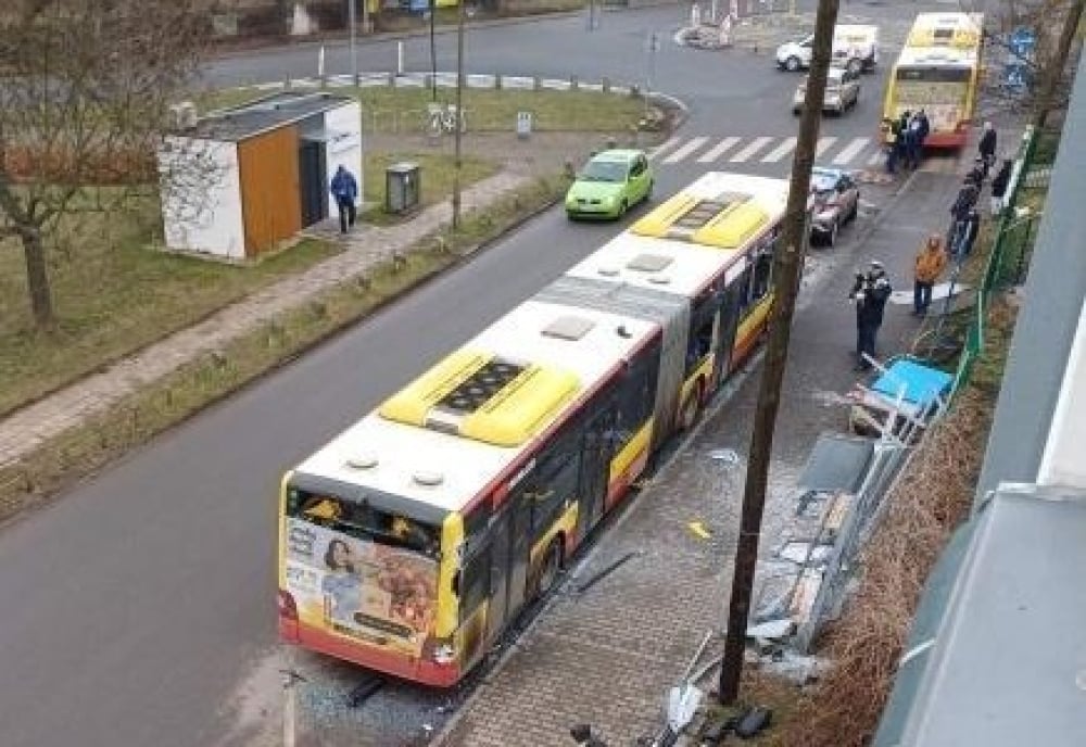 Zderzenie dwóch autobusów MPK na Brochowie. Jeden z pojazdów staranował wiatę przystankową - Groźne zderzenie na wrocławskim Brochowie. Fot. użyczone przez mieszkańca Brochowa