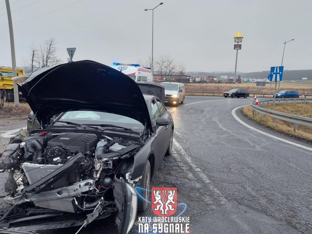 Wypadek na zjeździe z autostrady A4. Zderzenie pojazdu ciężarowego z samochodem osobowym - Samochód osobowy zderzył się z pojazdem ciężarowym na węźle Kąty Wrocławskie. Fot: Kąty Wrocławskie na sygnale (czytelnik)