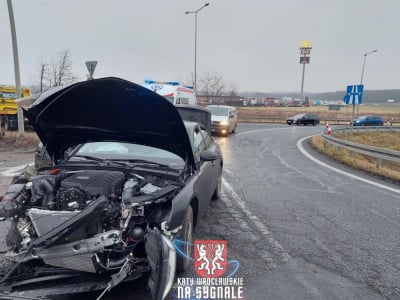 Wypadek na zjeździe z autostrady A4. Zderzenie pojazdu ciężarowego z samochodem osobowym