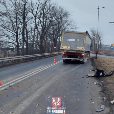 Wypadek na zjeździe z autostrady A4. Zderzenie pojazdu ciężarowego z samochodem osobowym - 0