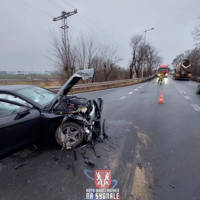 Wypadek na zjeździe z autostrady A4. Zderzenie pojazdu ciężarowego z samochodem osobowym - 1