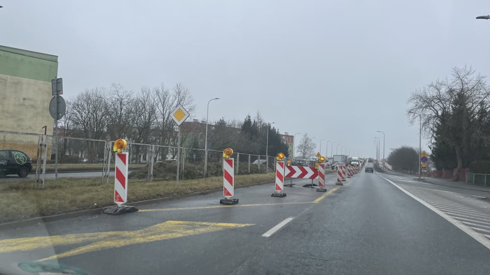 Kolejne opóźnienie w oddaniu do użytku estakady w Jeleniej Górze. Kiedy koniec remontu?? - Estakada w Jeleniej Górze nie będzie odebrana w pierwotnie założonym terminie. Fot: Maciej Ryłkiewicz/ Radio Wrocław