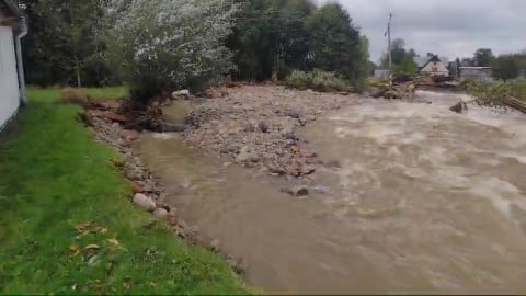 W Wilkanowie tragedia wisi w powietrzu. Dom od powodzi stoi nad ogromną wyrwą, a nikt nie chce pomóc - 0