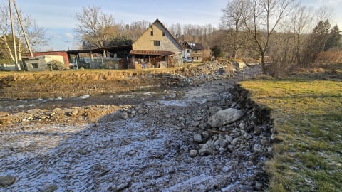 W Wilkanowie tragedia wisi w powietrzu. Dom od powodzi stoi nad ogromną wyrwą, a nikt nie chce pomóc - 2