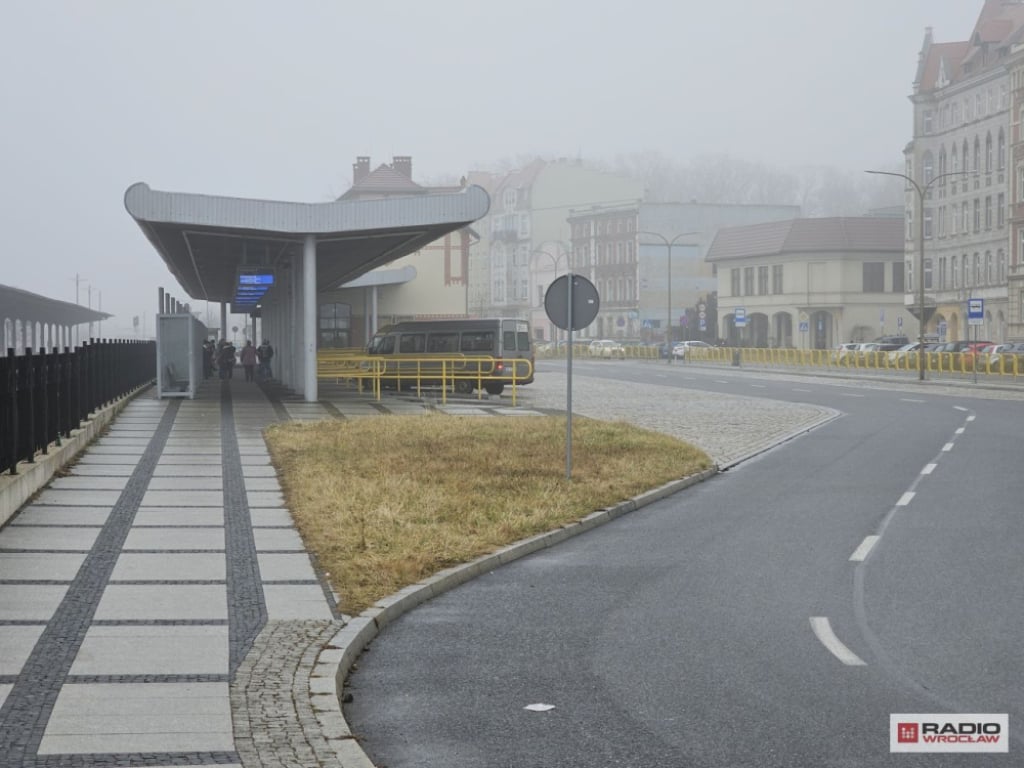 Mieszkają przy drodze krajowej, ale są wykluczeni komunikacyjnie. Na najbliższą stację mają... kilka kilometrów - Autobusy ze Świdnicy nie kursują już do Wrocławia. Fot. Bartosz Szarafin