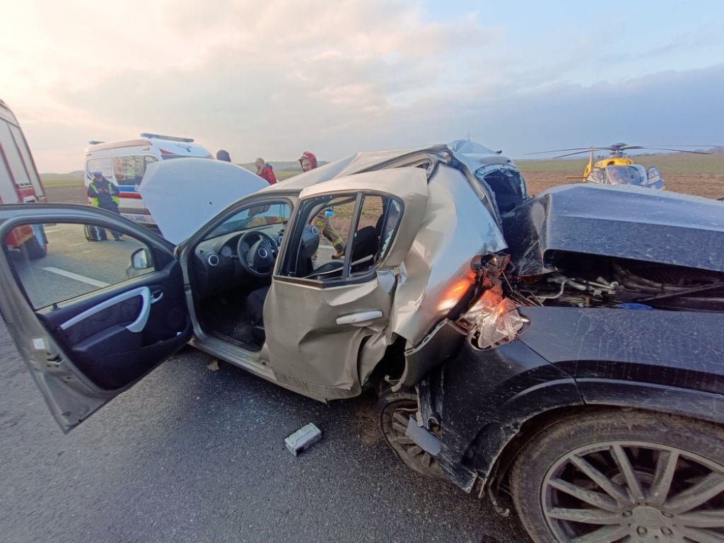 Groźny wypadek pod Miliczem. Tył auta zmiażdżony, lądowały dwa śmigłowce ratunkowe [ZDJĘCIA] - Wypadek na drodze krajowej numer 15 pod Miliczem. Fot. Ochotnicza Straż Pożarna w Cieszkowie (Facebook)