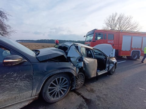 Groźny wypadek pod Miliczem. Tył auta zmiażdżony, lądowały dwa śmigłowce ratunkowe [ZDJĘCIA] - 1