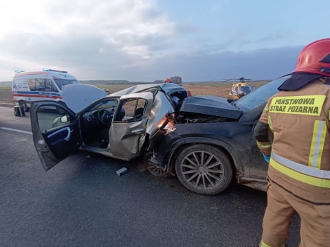 Groźny wypadek pod Miliczem. Tył auta zmiażdżony, lądowały dwa śmigłowce ratunkowe [ZDJĘCIA] - 2