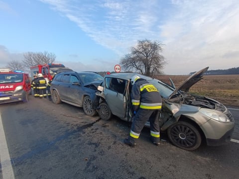 Groźny wypadek pod Miliczem. Tył auta zmiażdżony, lądowały dwa śmigłowce ratunkowe [ZDJĘCIA] - 5