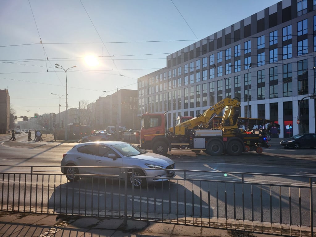 Tramwaj wykoleił się przy placu Wróblewskiego we Wrocławiu. Duże utrudnienia - Duże utrudnienia na placu Wróblewskiego we Wrocławiu. Fot. Karolina Jabłońska (Facebook)