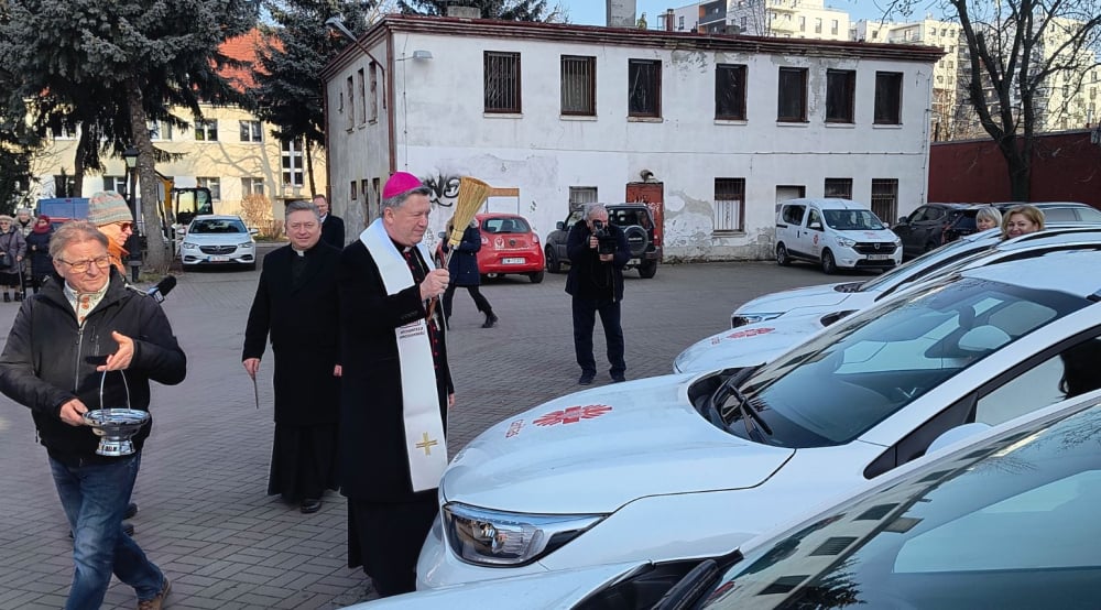 15 nowych samochodów dla Hospicjum Domowego Caritas Archidiecezji Wrocławskiej - Święcenie samochodów dla Caritas. Fot. Piotr Kaźmierczak