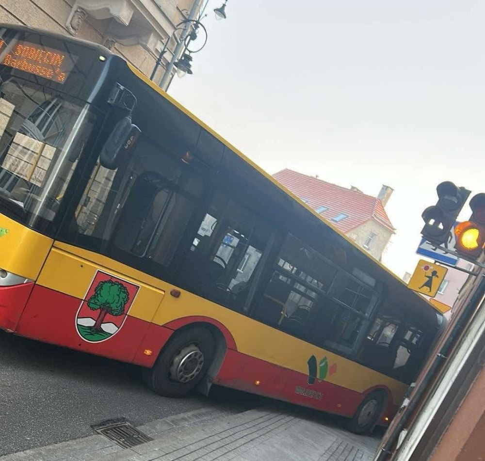 Duże utrudnienia w Wałbrzychu. Autobus wpadł w poślizg i uderzył w budynek - Autobus wpadł w poślizg i uderzył w budynek w Wałbrzychu. Fot. Wojciech Koszyk (Facebook)