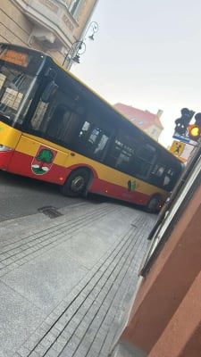 Duże utrudnienia w Wałbrzychu. Autobus wpadł w poślizg i uderzył w budynek - 0