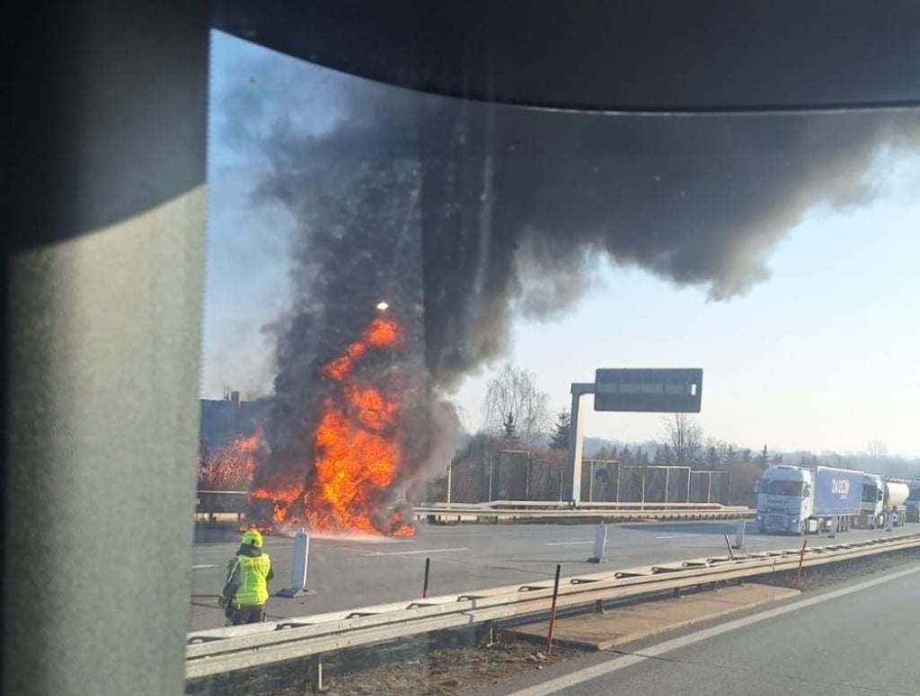 Korki na przejściu granicznym w Jędrzychowicach. Na autostradzie spłonął pojazd - Pożar pojazdu po niemieckiej stronie autostrady A4. Fot. Kamil Gołaczyński (Facebook)