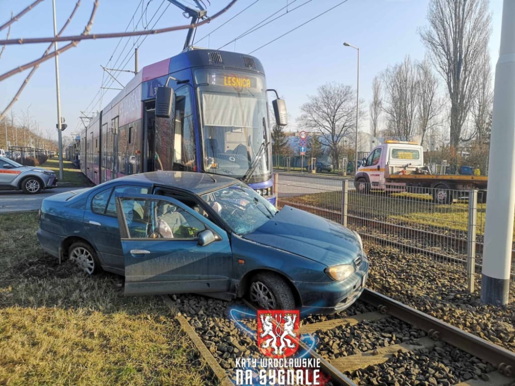 Wrocław: Zderzenie samochodu z tramwajem na Lotniczej [ZOBACZ] - Zderzenie samochodu z tramwajem we Wrocławiu. Fot. Jacek Waluk/Kąty Wrocławskie na Sygnale