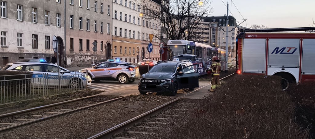 Taksówka zderzyła się z tramwajem na ulicy Pułaskiego - Są duże utrudnienia po zderzeniu samochodu z tramwajem na ul. Pułaskiego we Wrocławiu. Fot. Piotr Kaźmierczak