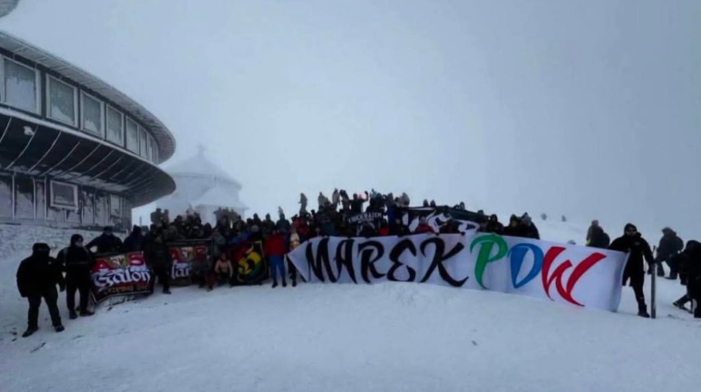 Kibice z Dolnego Śląska weszli na Śnieżkę. Nie obyło się bez incydentów - Kibice z Dolnego Śląska na Śnieżce. Fot. Dolnośląscy Kibice (Facebook)