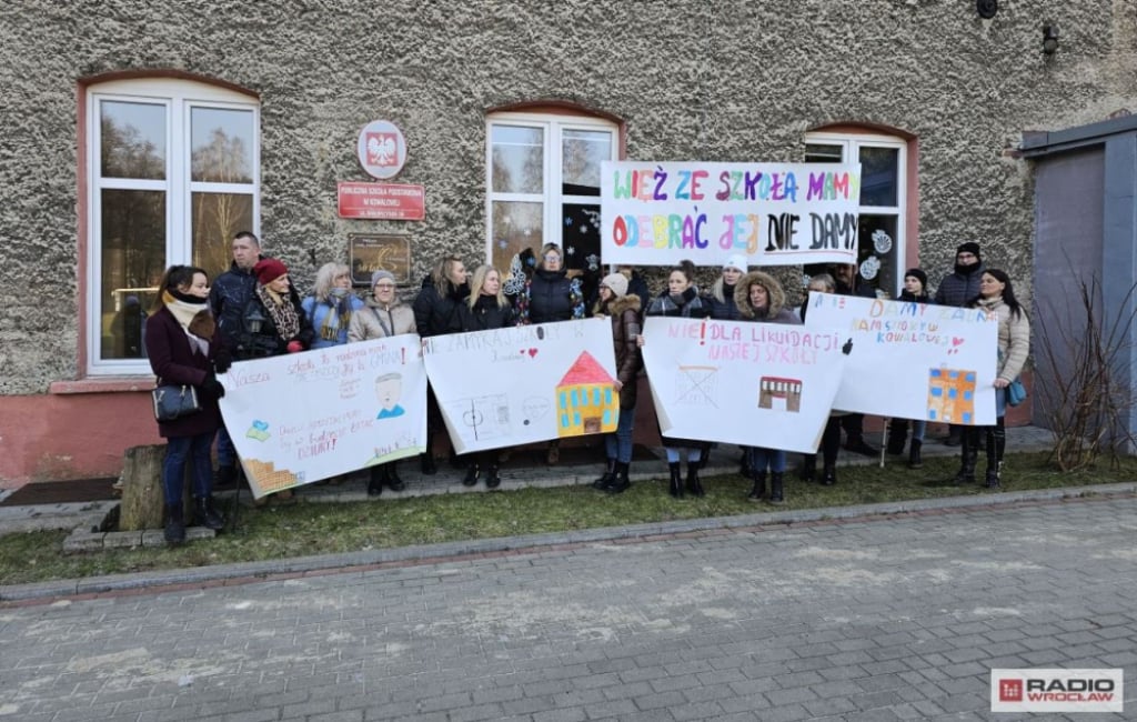 Rodzice ruszyli do obrony szkoły w Kowalowej  - Rodzice uczniów nie zgadzają się na likwidację szkoły w Kowalowej - fot. Bartosz Szarafin