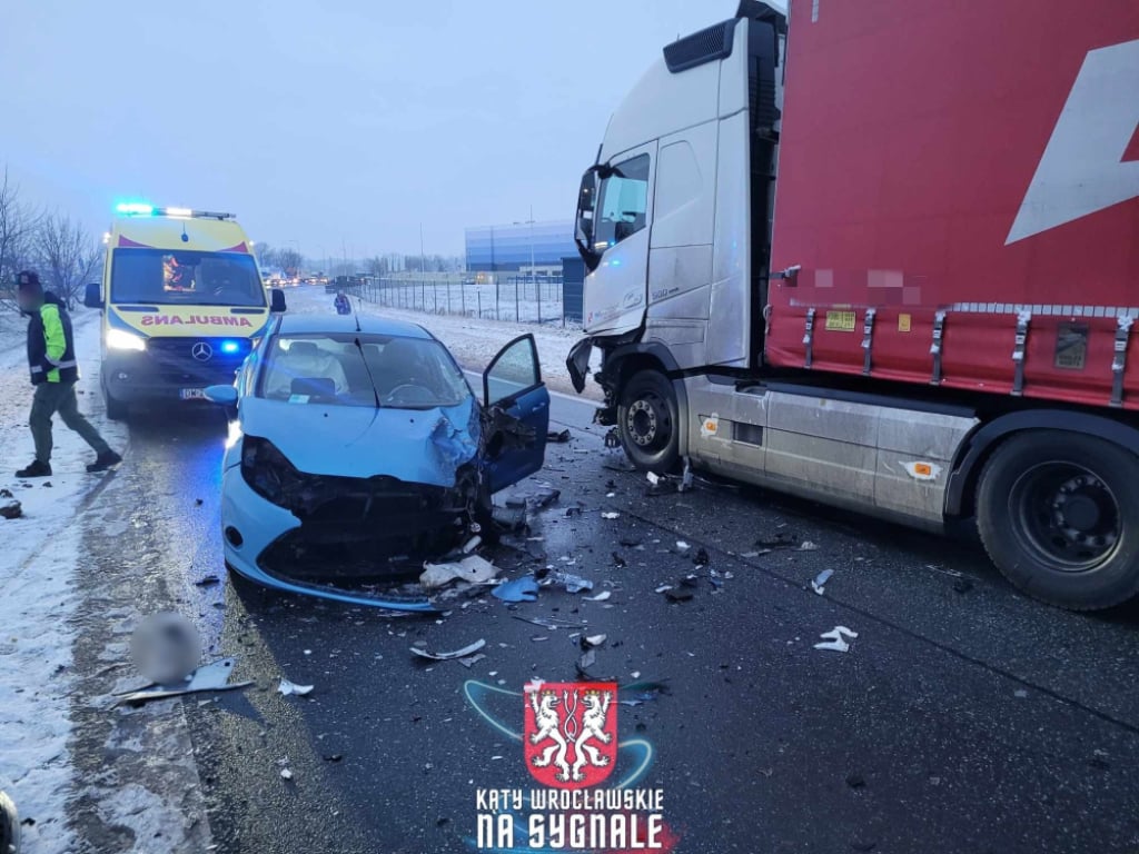 Groźne zderzenie pod Wrocławiem. Utrudnienia na drodze krajowej numer 8 [ZDJĘCIA] - Zderzenie na ulicy Południowej w Magnicach. Fot. Kąty Wrocławskie na sygnale (Facebook)