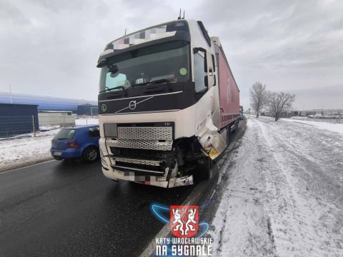 Groźne zderzenie pod Wrocławiem. Utrudnienia na drodze krajowej numer 8 [ZDJĘCIA] - 0