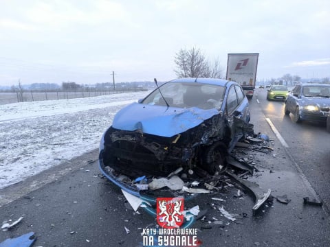 Groźne zderzenie pod Wrocławiem. Utrudnienia na drodze krajowej numer 8 [ZDJĘCIA] - 3