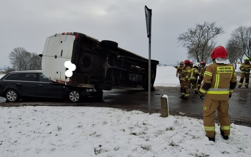 Kolizja pod Złotoryją. Bus przewrócił się na bok i przygniótł osobówkę [ZDJĘCIA] - Akcja podnoszenia busa po kolizji. Fot. OSP Zagrodno (Facebook)