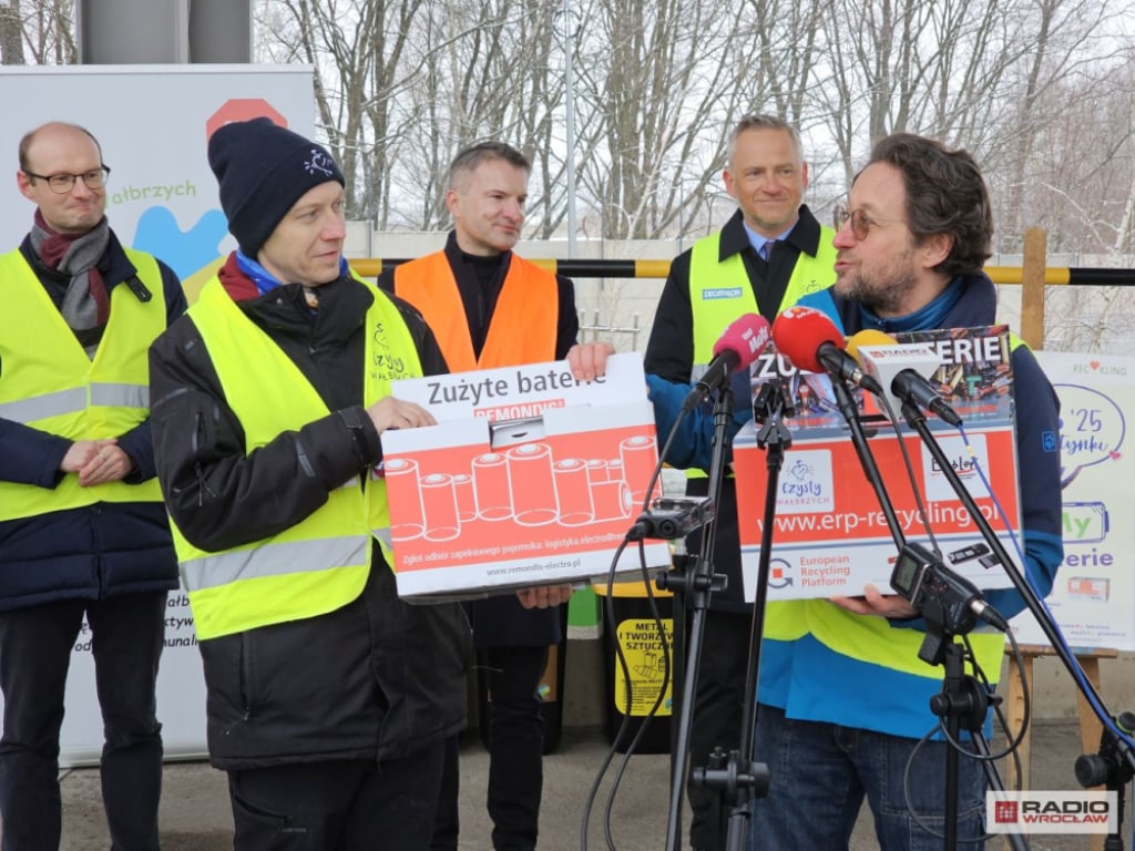 Baterie w koszu to zagrożenie. Czas na lepszą segregację - fot. RW/ Ekologiczny dylemat: co zrobić z zużytymi bateriami?