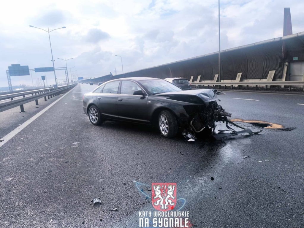 Wypadł z trasy, rozbił auto i zniszczył barierki. Groźne zdarzenie na AOW [ZDJĘCIA] - Rozbity samochód na AOW. Fot. Paweł Bielawski