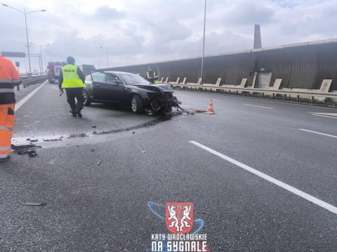 Wypadł z trasy, rozbił auto i zniszczył barierki. Groźne zdarzenie na AOW [ZDJĘCIA] - 0